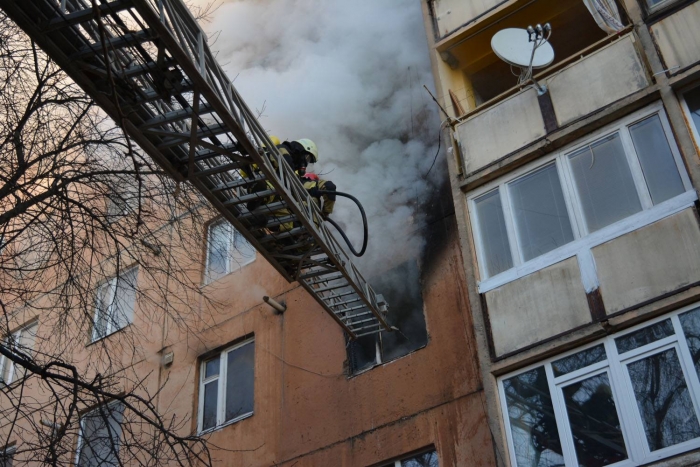 Пожежа в квартирі в Ужгороді: 2 людей врятовано, 20 – евакуйовано