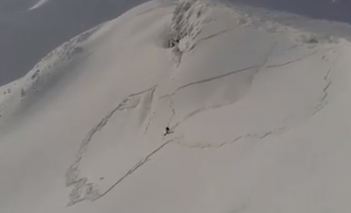 Відео дня: як сноубордист врятувався від лавини на закарпатському Драгобраті