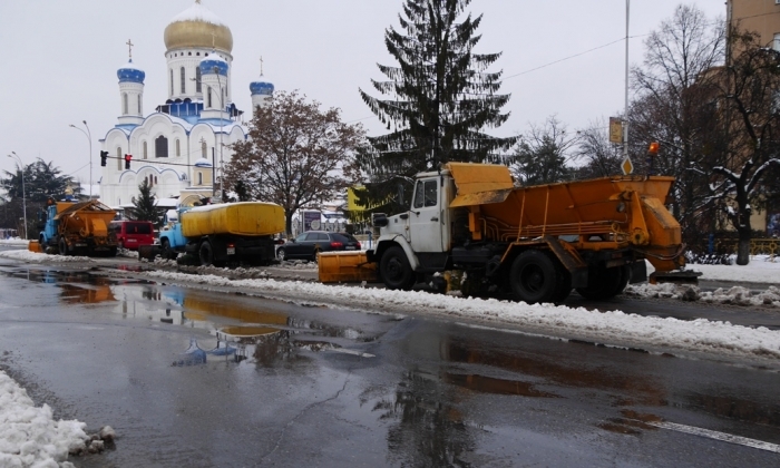 Ужгородців просять не залишати припарковані машини вздовж вулиць – працюватиме снігоочисна техніка