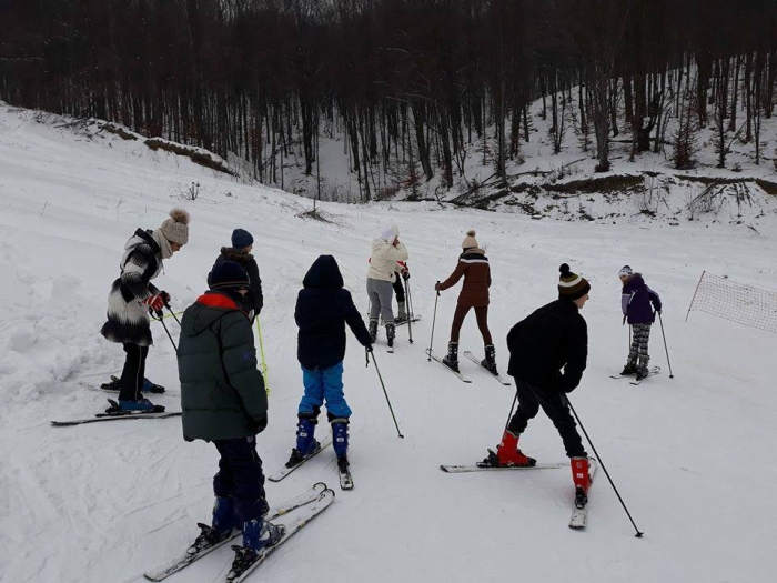 У Берегові школярі за спеціальною програмою вчаться із інструкторами катанню на лижах