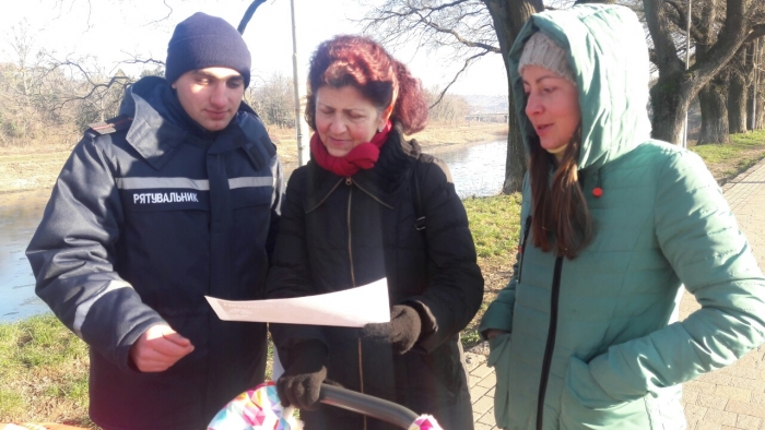 В Ужгороді рятувальники інформували громадян про безпеку під час святкування Хрещення Господнього