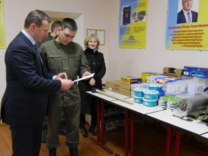 Ужгородський міський голова Богдан Андріїв передав військовим спорядження, необхідне у зоні проведення АТО