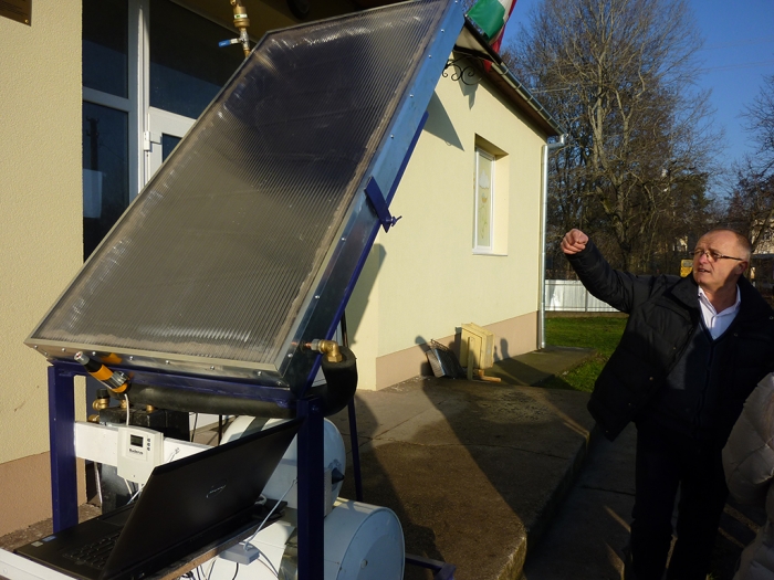 Словацькі умільці навчили закарпатців гріти воду сонячною енергією