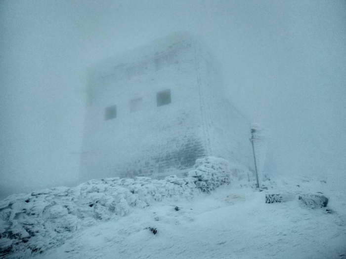 На Закарпатті на горі Піп Іван випало півметра снігу (фото)