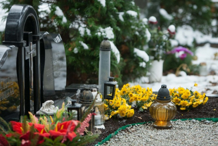 Догляд за могилами на ужгородських кладовищах: ціни та послуги