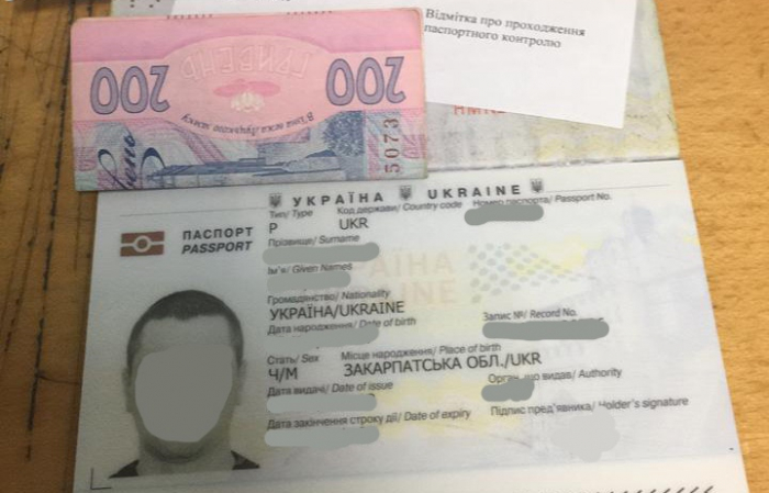 Керманич автівки на іноземних номерах хотів чимнайскоріш покинути Україну за "мзду" в 200 гривень