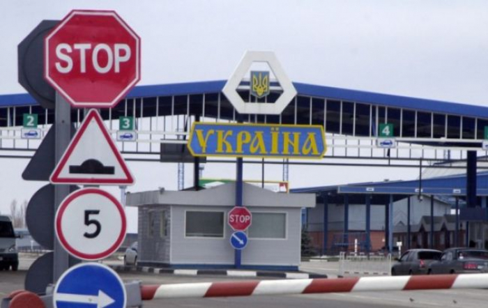 Митники Закарпаття про автомобільну "тягнучку" на прикордонному переході в Ужгороді