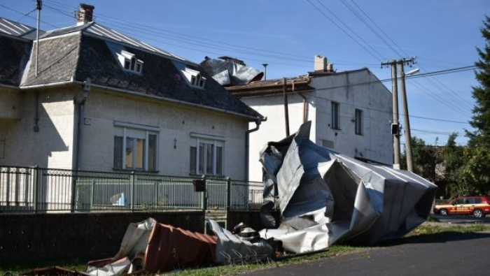Неймовірне торнадо знищило три десятки будинків та присадибних споруд неподалік Ужгорода