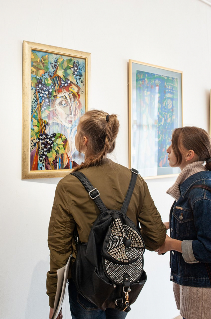 Шість десятків творів графіки та декоративно-прикладного мистецтва від митців Закарпаття презентували на виставці в Ужгороді