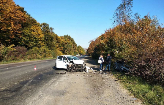 Жахлива аварія на закарпатській трасі — передок однієї з автівок знесений повністю