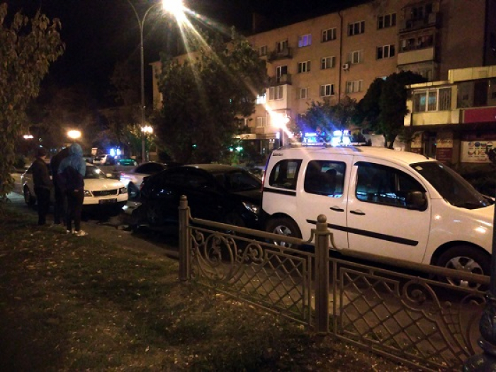 Декілька автівок не розминулися в обласному центрі Закарпаття