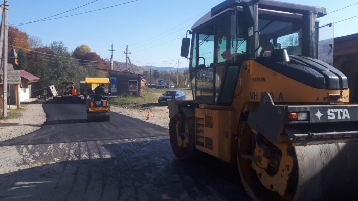 На Закарпатті ремонтують дорогу до однієї з найбільш популярних туристичних "родзинок" регіону