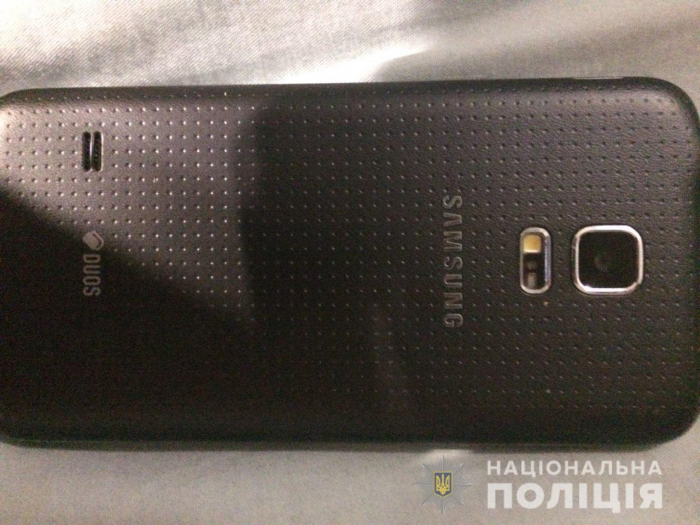 Закарпатська поліція швидко знайшла "щипача" і повернула жінці вкрадений смартфон