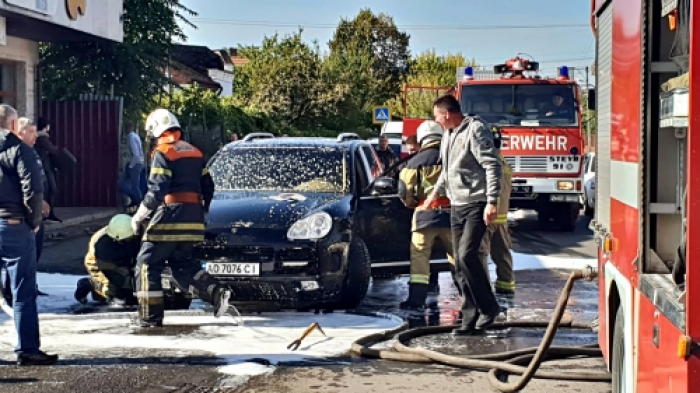 В Ужгороді під час руху спалахнув "Porsche Cayenne"