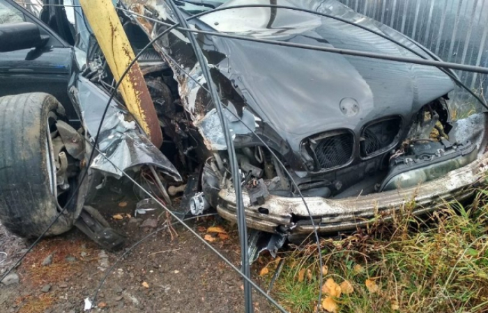 BMW потрапила в ДТП в Ужгороді на БАМі – знесені електричні стовпи і відірване колесо