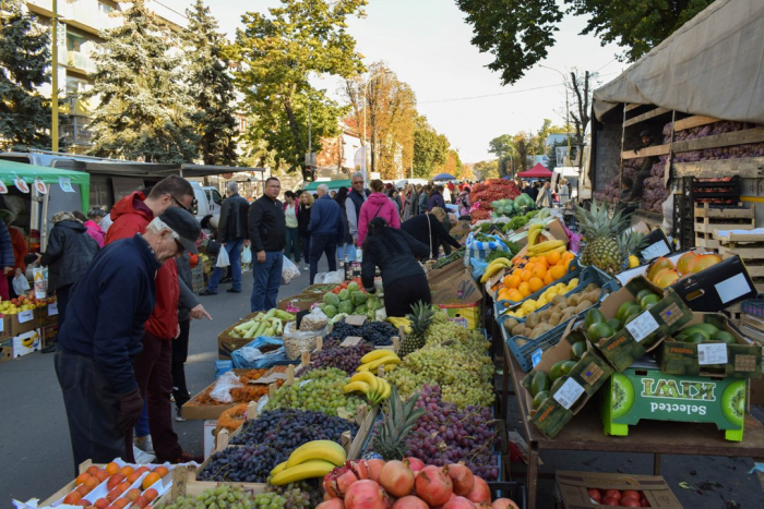 Ярмарок "Золота осінь" в Ужгороді: наливні яблука, меди, вина, сири. Приходьте!
