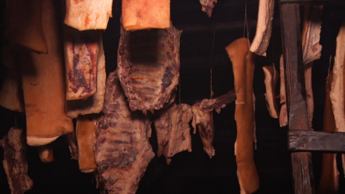 Господар з Міжгірщини показав майстер-клас, як коптити м'ясо за давньою технологією