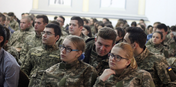 Ужгородський університет: офіцерські лави поповнили 130 новоспечених молодших лейтенантів запасу