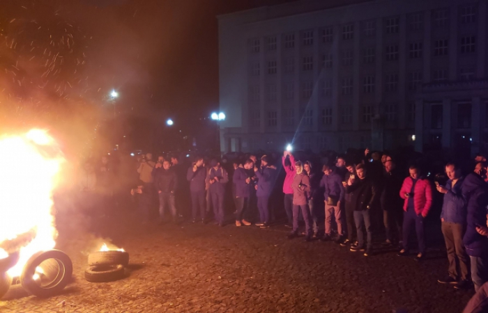Терпець увірвався: "євробляхарі"-мітингувальники підпалили шини під Закарпатською ОДА (ФОТОФАКТ)