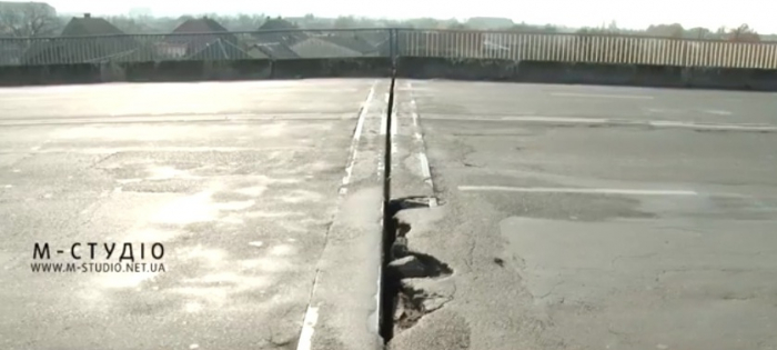 У Мукачеві один з мостів розлізається на очах (ВІДЕО)