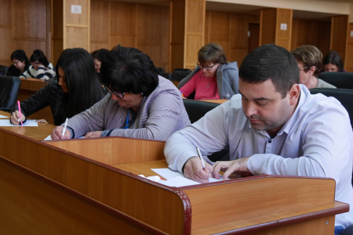 Працівники Ужгородської міської ради долучилися до написання традиційного диктанту національної єдності