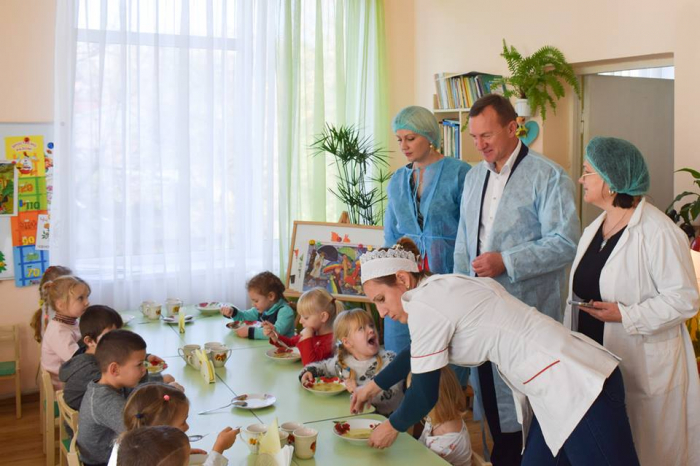 Міський голова Ужгорода Богдан Андріїв перевірив, як у садочках харчують дітей