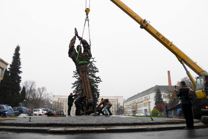 Монумент «Свіча пам’яті» сьогодні встановлювали в Ужгороді на набережній Незалежності