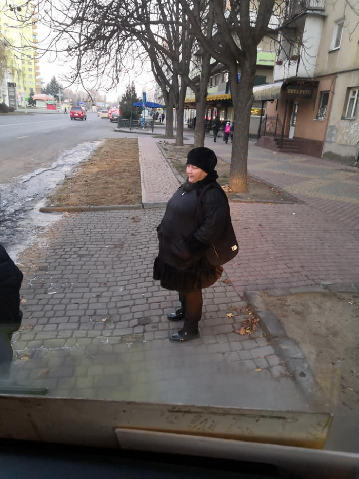 В Ужгороді на гарячому спіймали крадійку, яка у двох жінок хотіла викрасти гаманці (ФОТО)