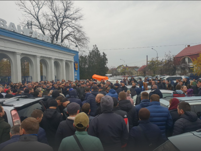 Сотні власників євроблях зібралися біля "Авангарду" в Ужгороді.  На місце прибула поліція (ФОТО)