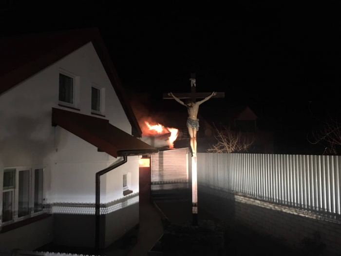 На Свалявщині вогнеборці ледь завадили вогню перекинутись на житловий будинок (ФОТО)