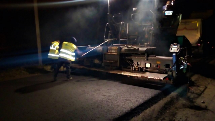 Через похолодання, що наближається, дорогу у високогірній Міжгірщині ремонтують і вночі