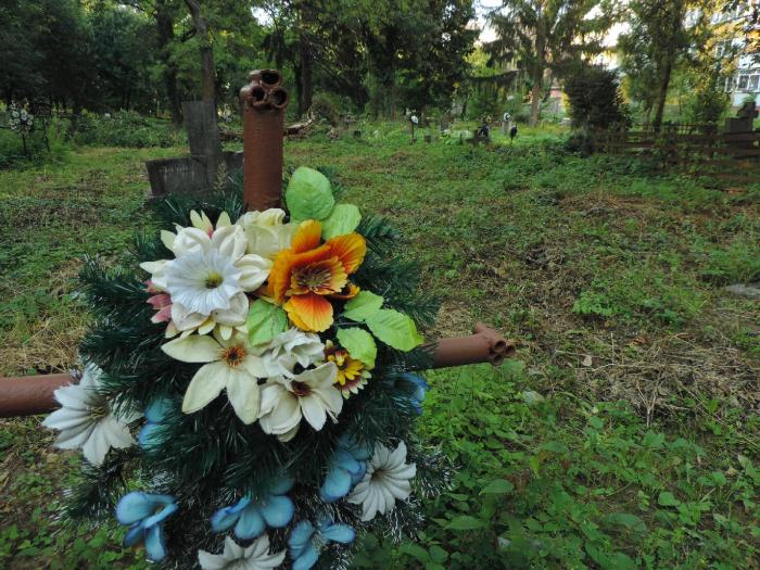 Штучні квіти, вінки, гори сміття: в якому стані кладовища Ужгорода після Дня пам'яті?