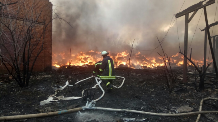Пожежники ліквідували загорання на складах у Виноградові