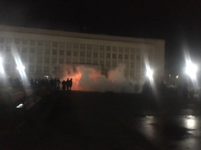 Рятувальники загасили шини під ОДА в Ужгороді (ФОТОФАКТ)