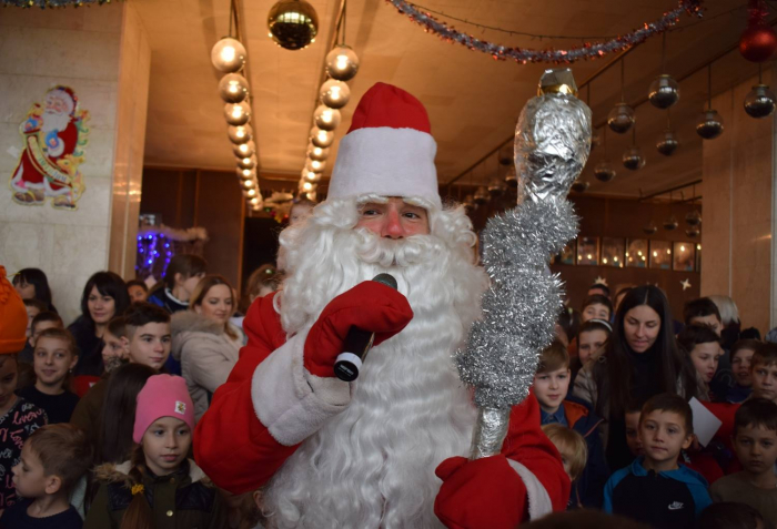 Свято з конкурсами, іграми та героями-символами Нового року – в Ужгороді дітлахи поринули зимову казку (ФОТО)
