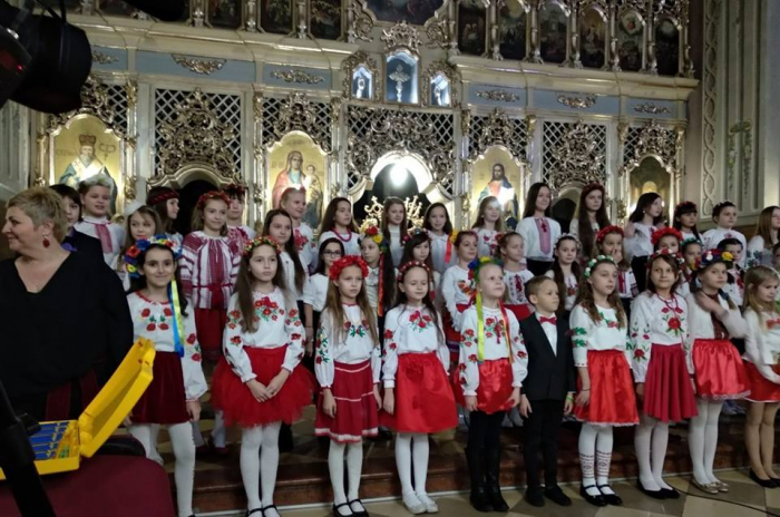 Справжній різдвяний настрій: школярі дали концерт в Ужгородському кафедральному соборі