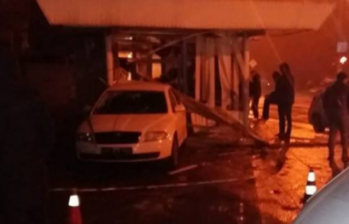 Нічна ДТП в Ужгороді: Skoda знесла квітковий магазин – постраждала жінка і хлопець (ВІДЕО)