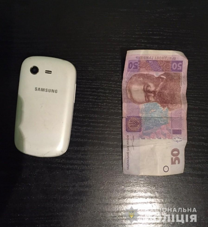 Вирвав з рук жінки мобільний телефон та гроші – пограбування на вулиці в Мукачеві