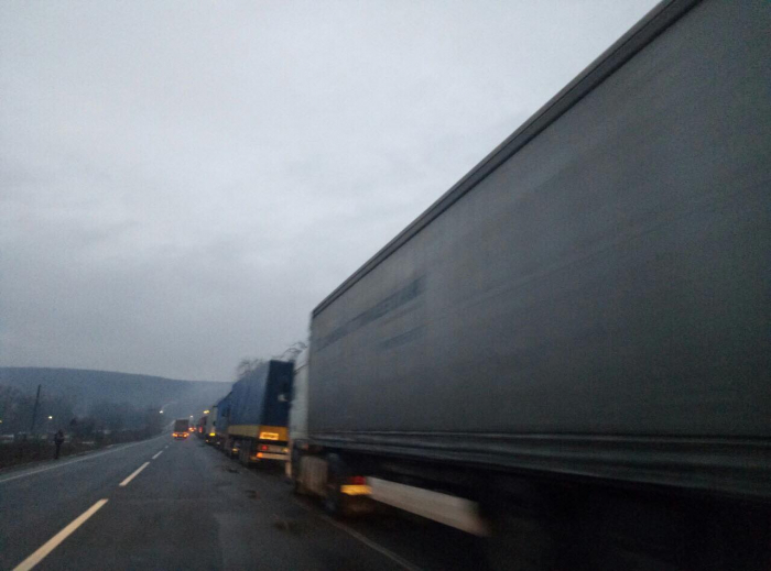 Ніяк не розрулять: під КПП "Ужгород" знову довжелезна черга з вантажівок (ФОТОФАКТ)