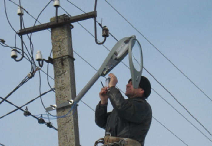 В Ужгороді на деяких вулицях ремонтують мережу вуличного освітлення