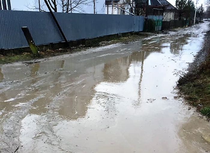 Жителів Канальної в Ужгороді затопило намулом з водою. Хто винен і що роблять? ВІДЕО