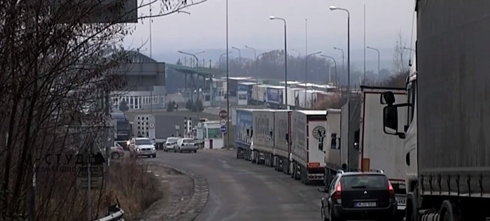 Колапс на кордоні в Ужгороді: кілометрові черги вантажівок (ВІДЕО)