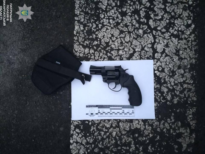 Поліція Закарпаття визначатиме, чи є предмет схожий на зброю справжнім пістолетом