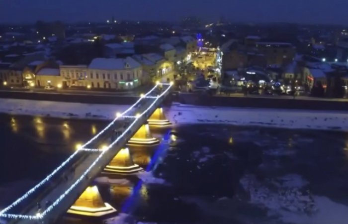 До свят готові: різдвяно-новорічний Ужгород вражає містян і гостей міста (ВІДЕО)