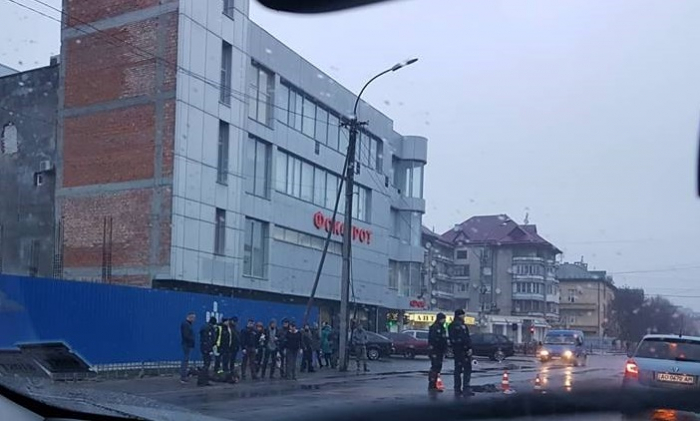 Жорстокий напад з ножем на валютника в Ужгороді – нападника затримали перехожі
