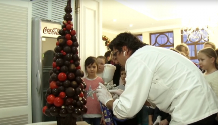 Понад метр заввишки: в Ужгороді виготовили шоколадну ялинку (ВІДЕО)