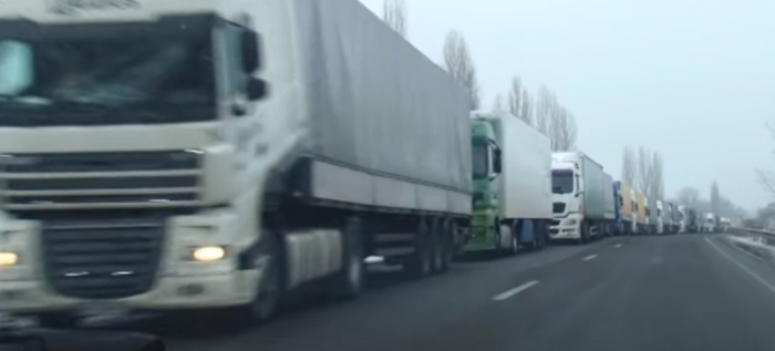 Водії вантажівок в Ужгороді чекають понад 40 годин, щоб перетнути українсько-угорський кордон