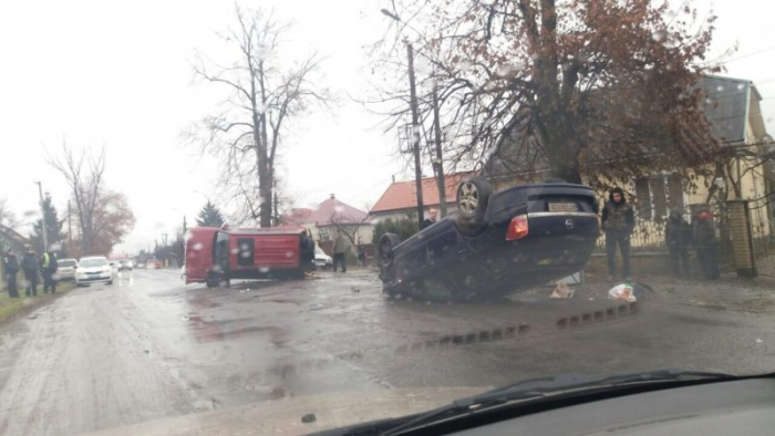 "Передноворічна" ДТП в Ужгороді – дві автівки на кришах (ФОТОФАКТ)