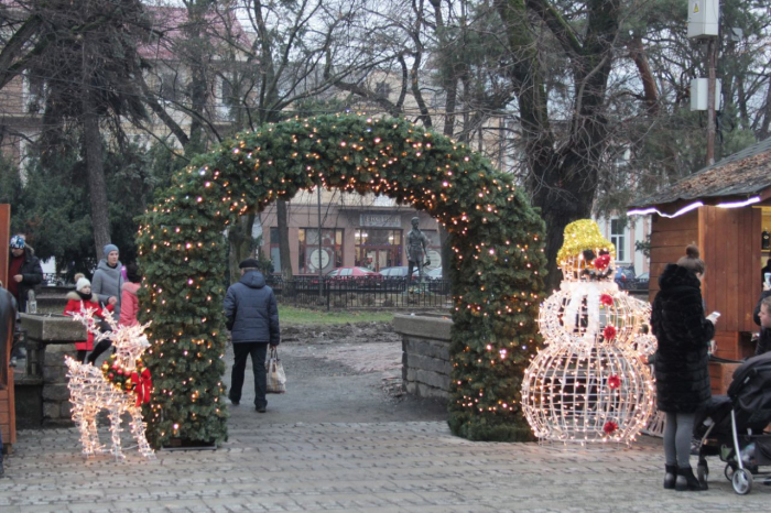 В Ужгороді з'явилася нова популярна фотозона: місто занурюється у свято (ФОТО)
