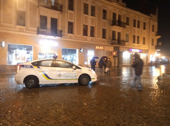Машиною збив ліхтар у центрі Ужгорода і втік (ФОТО)